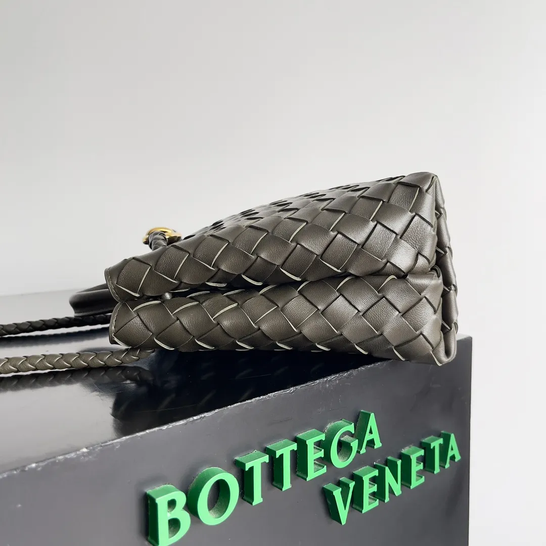 The 2023 new Andiamo batch of 1860 BV has been shipped‼ ️Really popular🔥The new Andiamo woven handbag launched by Bottega Veneta this season is really popular all over the world! ! Celebrities at home and abroad have worn it, and Oscar-winning actress Michelle Yeoh has taken it out on the street. Song Jia, Trai Yara, Yu Feihong, Sanji Ayaka, Rosie Hunting-Whiteley, Yoshioka Riho, etc. have all picked up this bag. It is classic and versatile, showing off its temperament, and the bag capacity is also large, which is very convenient for daily commuting! ! A variety of carrying methods, the shoulder straps can be adjusted by yourself, the original lambskin feels soft and delicate, and the neutral style is made to break gender boundaries and bring a more practical and longer-lasting use experience. Andiamo, which has both elegant and casual styles, perfectly interprets the true appearance of "fashionable old money style". Style number: 743568 Size: 25*22*10.5cm